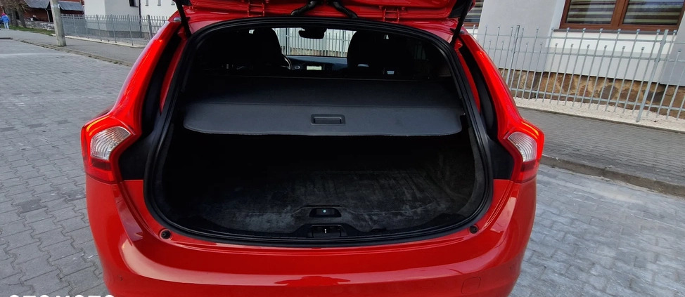 Volvo V60 cena 44700 przebieg: 221000, rok produkcji 2014 z Pionki małe 562